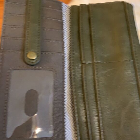Wristlet in olive Green NWOT.  Lots of compartments including 3 zippered - Picture 6 of 7